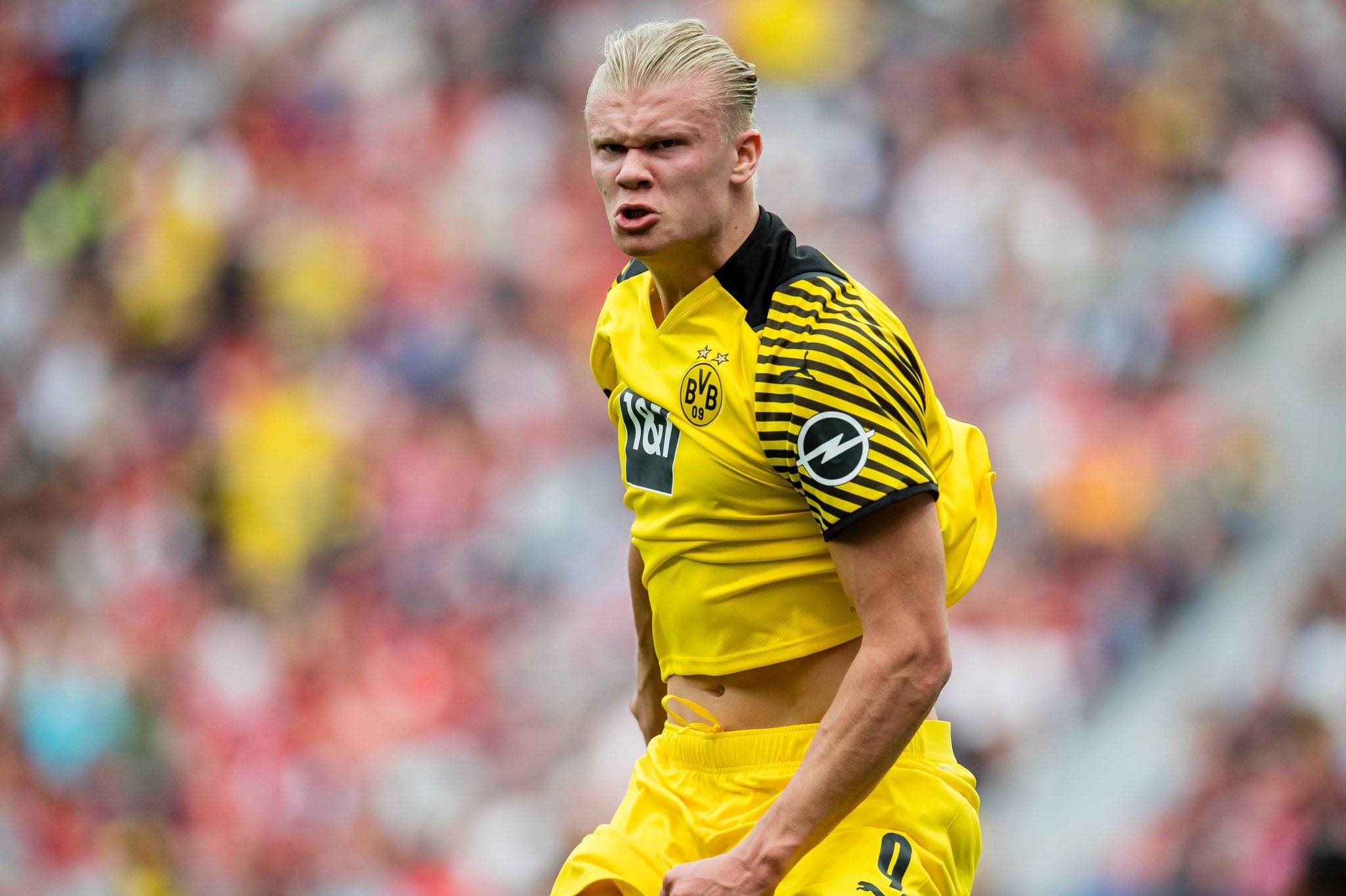 篮球赛场风云突变，三分球盛宴闪耀全场（篮球赛场风云变幻，三分狂潮席卷全场）